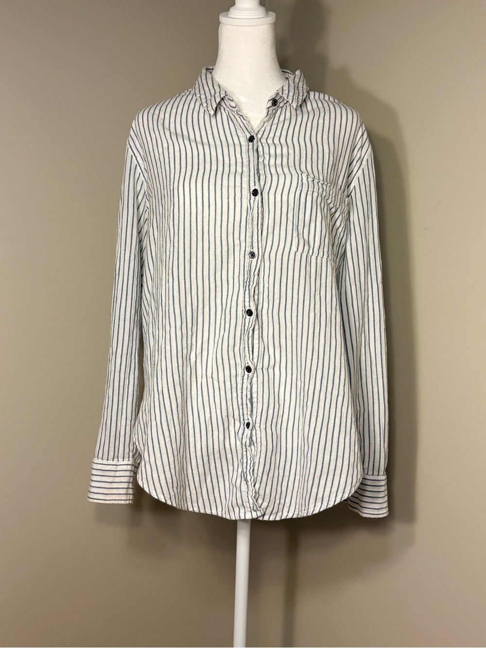 Universal Threads Striped Button Up Women’s Size Large Blue & White Fall Cozy